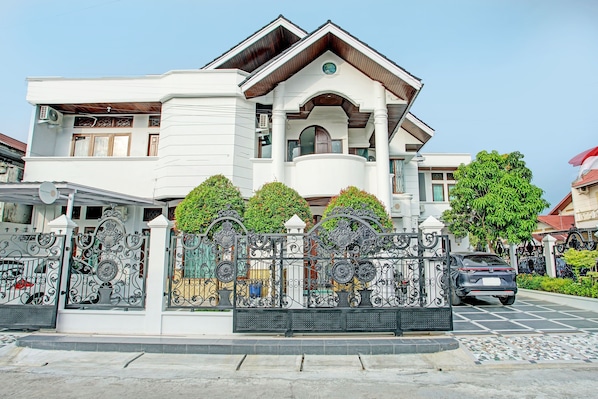 Front of property - Capital O 92990 Nena Kostel Syariah (Padang)