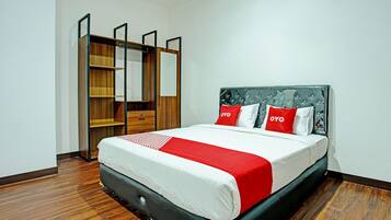 Phòng đôi Deluxe | Bàn, khu vực làm việc phù hợp cho laptop