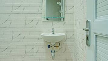 Comfort Double Room | Bathroom | Shower, towels