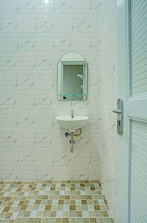 Chambre Double Confort | Salle de bain | Douche, serviettes fournies