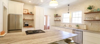 Downtown Riverside Oasis: Deck, Hot Tub & More!