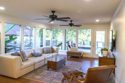 Downtown Riverside Oasis: Deck, Hot Tub & More!