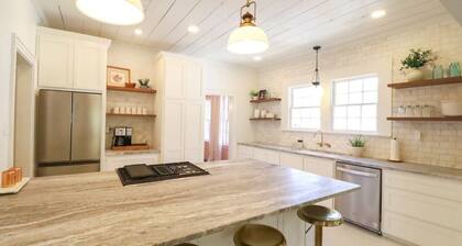 Downtown Riverside Oasis: Deck, Hot Tub & More!