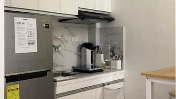 Fridge, stovetop, electric kettle, cookware/dishes/utensils