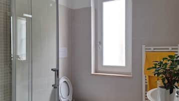 Doccia, asciugacapelli, asciugamani, sapone