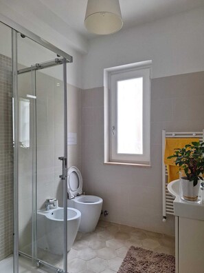 Shower, hair dryer, towels, soap - Villa between olive groves and the sea (Perdifumo)