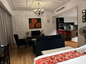 Living area - Klcc Studio With a Rooftop Garden/playground (Kuala Lumpur)