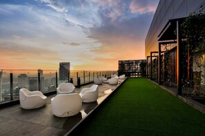 Terrace/patio - Klcc Studio With a Rooftop Garden/playground (Kuala Lumpur)