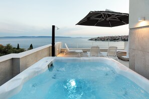 Outdoor spa tub - Villa Anadea (Okrug Gornji)