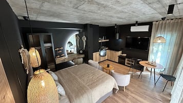 Domek 2 osobowy DELUXE | Living area | 32-inch Smart TV with satellite channels