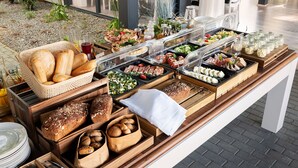 A buffet with various food items and utensils. - M2 Resort Wellness & Spa (Wladyslawowo)