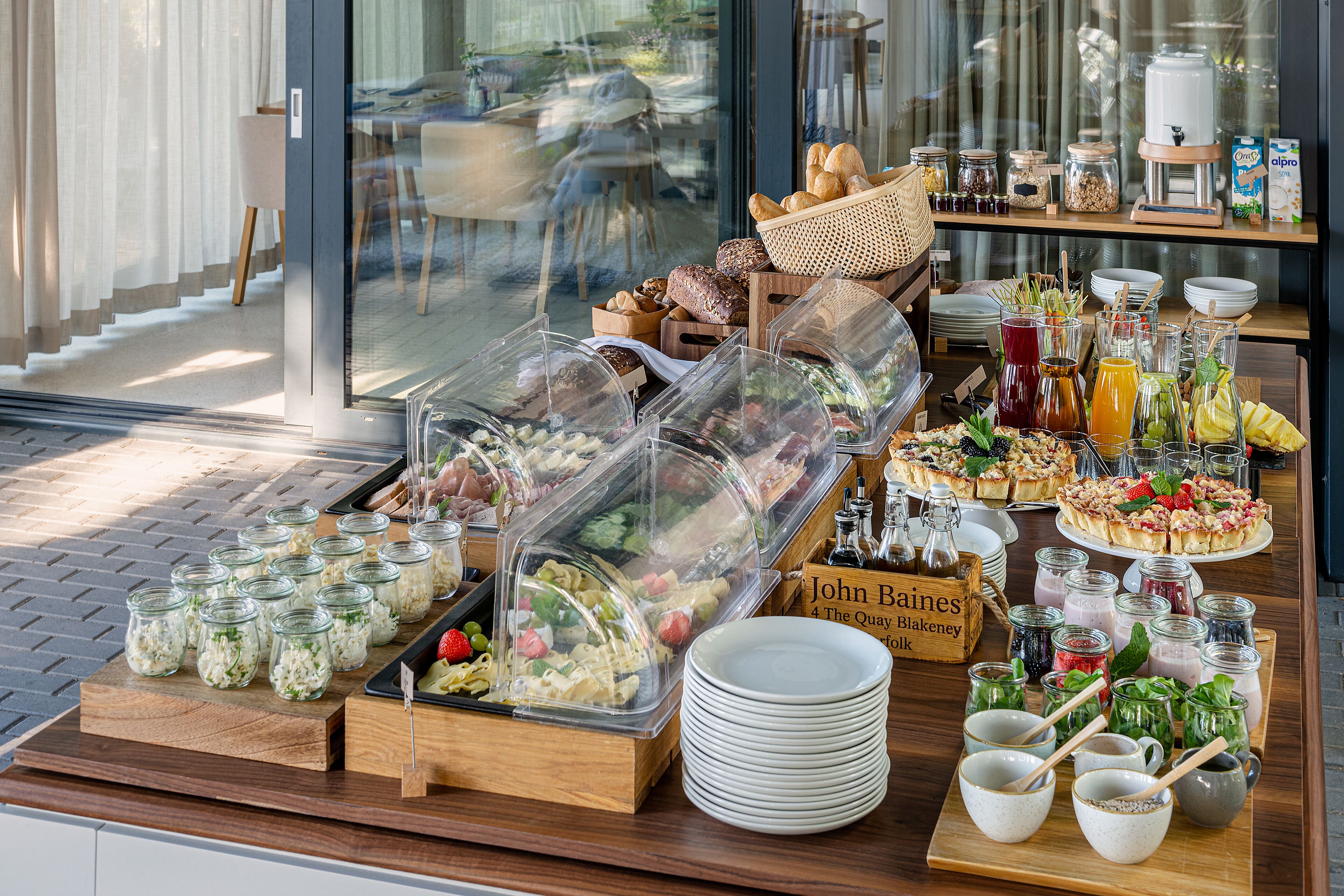 Un buffet per la colazione con diversi cibi e bevande.
