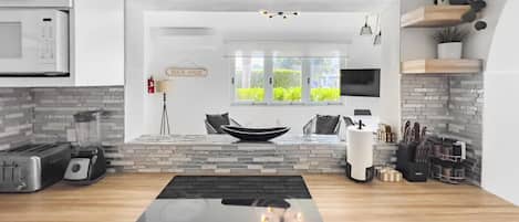 Kühlschrank, Mikrowelle, Ofen, Herdplatte