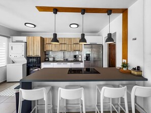 Frigorífico, microondas, horno y placa de cocina