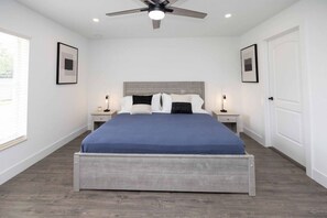 4 makuuhuonetta, työpöytä, silitysrauta/-lauta, vauvan matkasänky