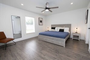 4 室のベッドルーム、デスク、アイロン / アイロン台、旅行用ベビーベッド