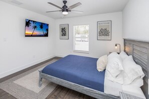 4 室のベッドルーム、デスク、アイロン / アイロン台、旅行用ベビーベッド