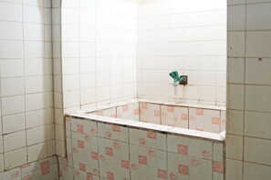 Chambre Deluxe avec lits jumeaux | Salle de bain | Douche, savon