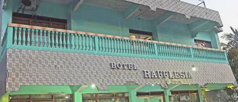 Vista frontal de la propiedad