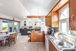 Vila (3 Bedrooms) | Parte interna