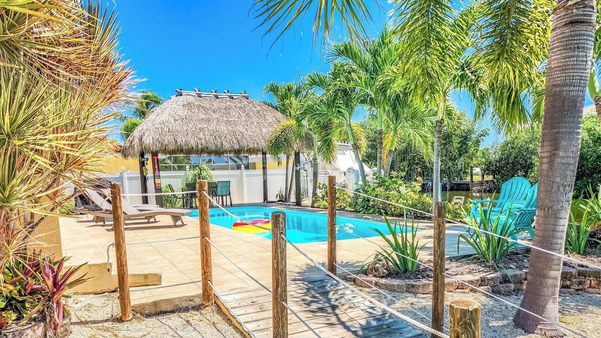 Alberca al aire libre y alberca climatizada