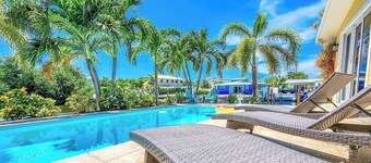 Happy Tingler With Pool Tiki and 100 ft of Dockage Right Next to Sombrero Beach