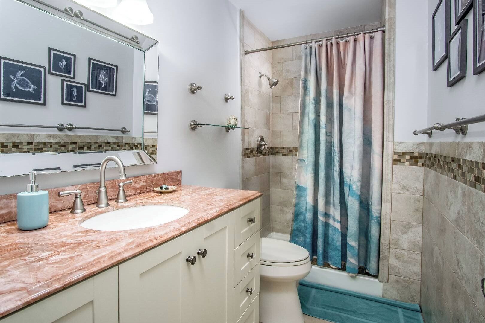 Kylpyamme, hiustenkuivaaja, pyyhkeet, saippua