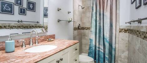 Baignoire, sĂšche-cheveux, serviettes fournies, savon