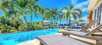 Happy Tingler With Pool Tiki and 100 ft of Dockage Right Next to Sombrero Beach