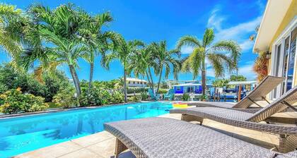 Happy Tingler With Pool Tiki and 100 ft of Dockage Right Next to Sombrero Beach