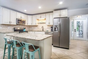 Fridge, microwave, oven, stovetop - Happy Tingler With Pool Tiki and 100 ft of Dockage Right Next to Sombrero Beach (Marathon)