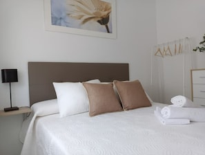 2 slaapkamers, een strijkplank/strijkijzer, gratis wifi, beddengoed