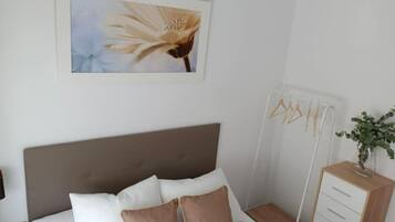 2 dormitorios, tabla de planchar con plancha, wifi gratis y ropa de cama