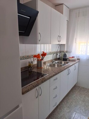 Kühlschrank, Mikrowelle, Herdplatte, Wasserkocher mit Kaffee-/Teezubehör