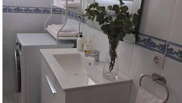 Ducha, artículos de higiene personal gratuitos, secador de pelo y bidé