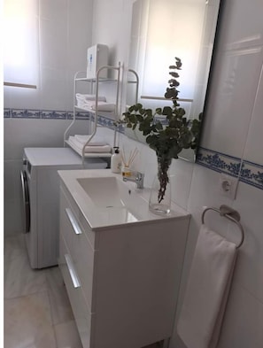 Een douche, gratis toiletartikelen, een haardroger, een bidet