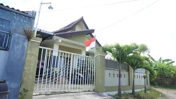 Vista frontal de la propiedad