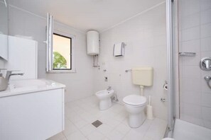 Dusche, Haartrockner, Bidet, Handtücher