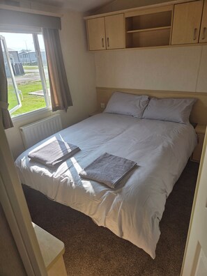 3 bedrooms, iron/ironing board, WiFi, bed sheets - family holiday home. (Rhyl)