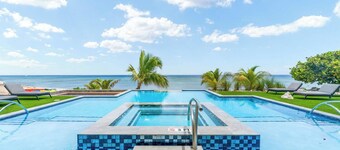 Bella Rocca: Ultra-Luxe Estate w/Pool and Spa, Sunken Fire Pit and Designer Inte