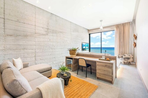 Bella Rocca: Ultra-Luxe Estate w/Pool and Spa, Sunken Fire Pit and Designer Inte