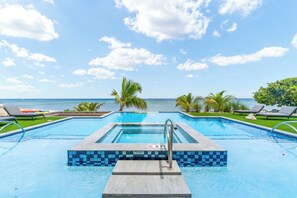 Piscine extérieure, piscine chauffée