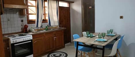 Fridge, oven, stovetop, coffee/tea maker