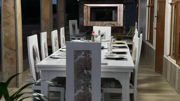 Deluxe Apartment | Dining room