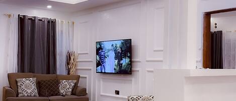 华丽公寓 | 客厅 | 32-英寸纯平电视(配备数码频道)