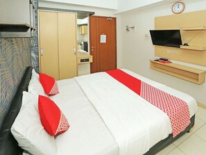 Deluxe Double Room | Desk, laptop workspace, free WiFi, bed sheets - Capital O 92971 Pelangi Residence (South Tangerang)