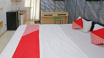 Desk, laptop workspace, free WiFi, bed sheets