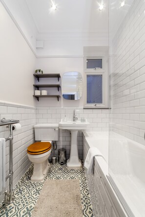 Secadora de cabello, jabón, papel de baño 