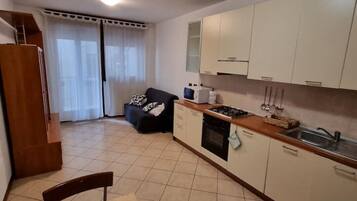 Frigorifero, microonde, forno, piano cottura