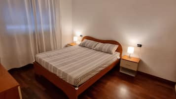 1 slaapkamer, een bureau, een strijkplank/strijkijzer, gratis wifi